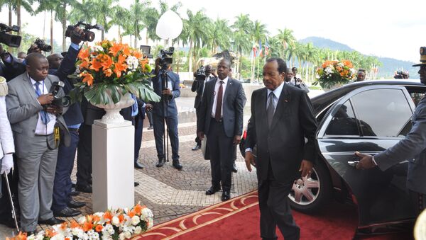 Arrivée du Président camerounais Paul Biya, également président de la Cemac, au sommet extraordinaire de la Cemac à Yaoundé le 22 novembre 2019. - Sputnik Afrique