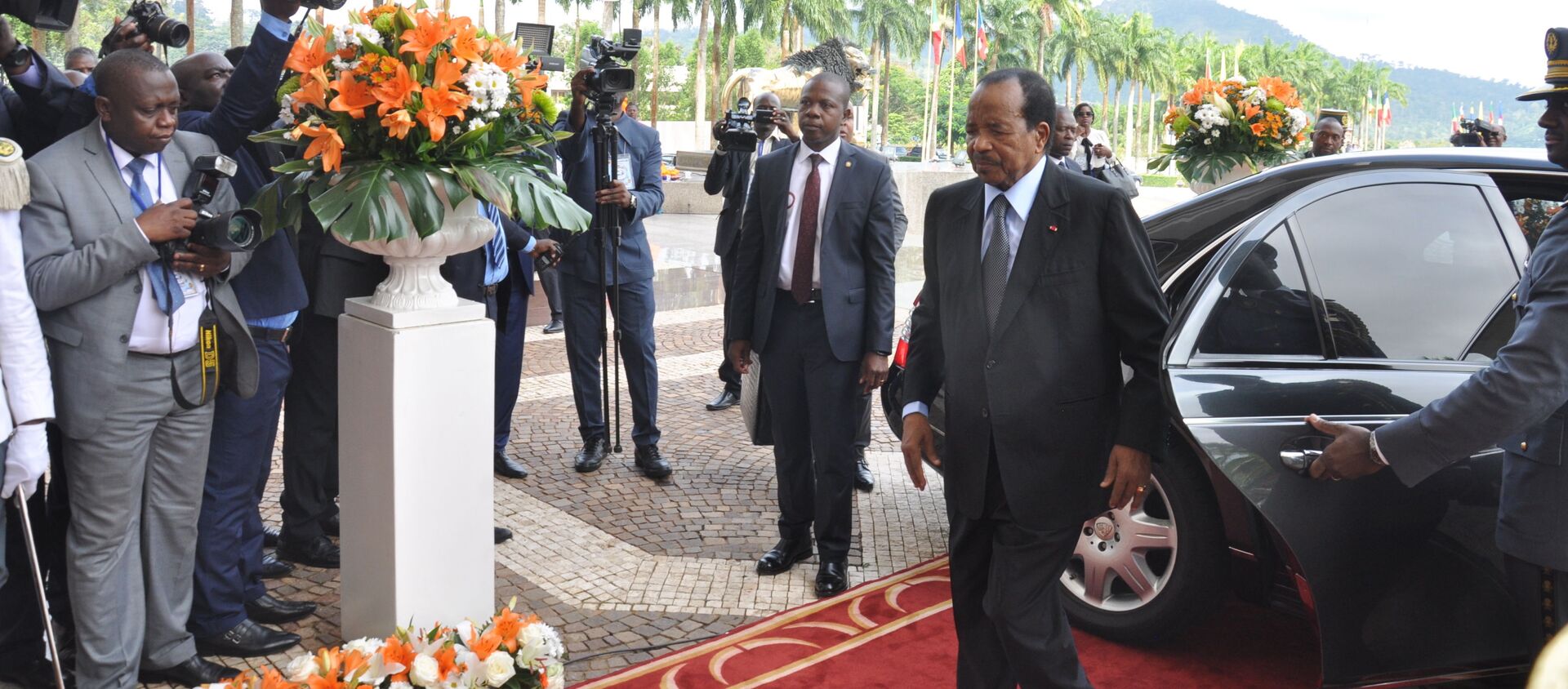 Arrivée du Président camerounais Paul Biya, également président de la Cemac, au sommet extraordinaire de la Cemac à Yaoundé le 22 novembre 2019. - Sputnik Afrique, 1920, 26.11.2019