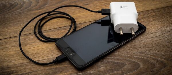 Un chargeur de portable - Sputnik Afrique