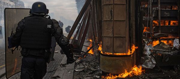 Un CRS lors d'une manifestation des Gilets jaunes - Sputnik Afrique