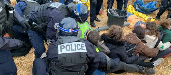 Évacuation des militants d’ANV-COP21 et des Amis de la Terre, 28 novembre 2019 - Sputnik Afrique