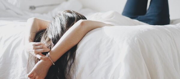 Une fille dans un lit - Sputnik Afrique