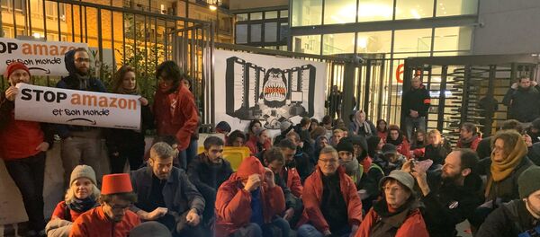 «Block Friday»: des militants écolos tentent de bloquer le siège français d’Amazon 29 novembre 2019 - Sputnik Afrique