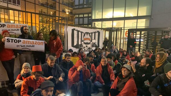 «Block Friday»: des militants écolos tentent de bloquer le siège français d’Amazon 29 novembre 2019 - Sputnik Afrique