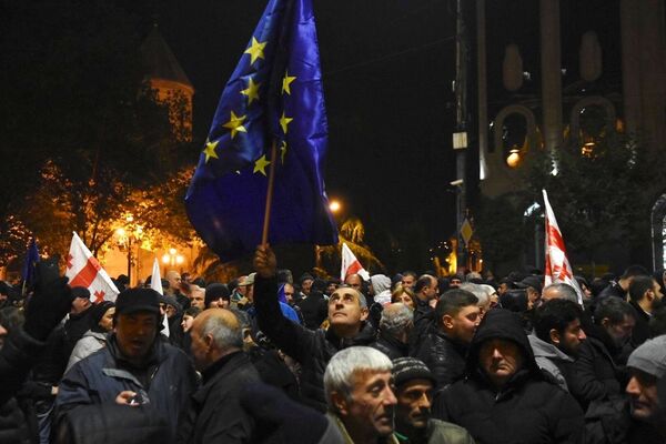 Manifestants à Tbilissi. Les actions de protestation dans la capitale géorgienne ont commencé après que le parlement a rejeté l’idée d’amender la Constitution concernant la tenue des législatives en 2020 à la proportionnelle. - Sputnik Afrique