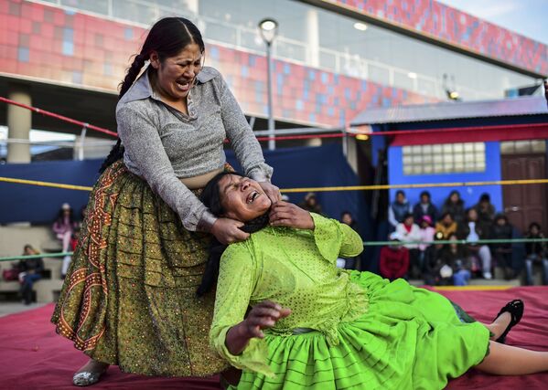 Combat de femmes amérindiennes en tenues traditionnelles , Bolivie. - Sputnik Afrique