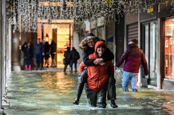 Touristes à Venise lors du dernier épisode d’acqua alta. - Sputnik Afrique