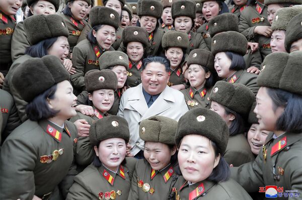 Kim Jong-un en visite dans une unité féminine de l’armée populaire de Corée. - Sputnik Afrique