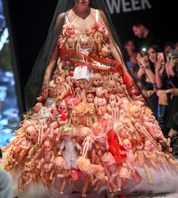 Modèle du styliste Scandar présenté lors de la Semaine de la mode Azerbaijan Fashion Week. - Sputnik Afrique