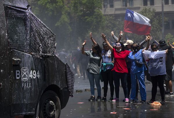 Manifestants à Santiago du Chili. - Sputnik Afrique