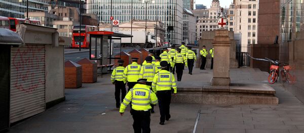 Police officers walk near the scene of a stabbing on London Bridge - Sputnik Afrique