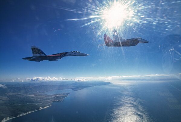Un MiG-29 et un Su-27 des groupes de voltige aérienne Striji (Martinets) et Russkie Vitiazi au-dessus de la mer Noire. - Sputnik Afrique