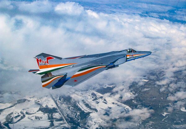 Chasseur-bombardier MiG-27M avec une aile repliée. - Sputnik Afrique