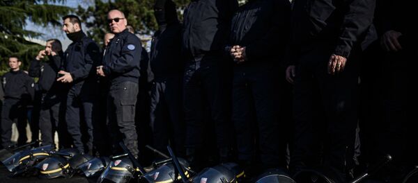 CRS posent leurs casques pour s'opposer à la réforme des retraites - Sputnik Afrique