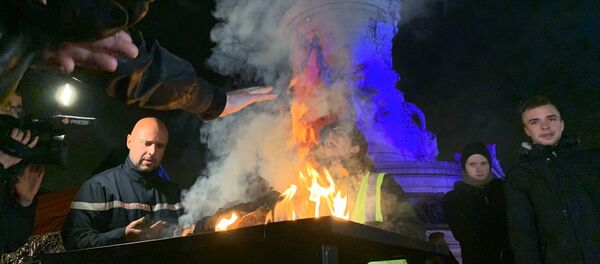 Des pompiers investissent la place de la République à Paris, 2 décembre 2019 - Sputnik Afrique