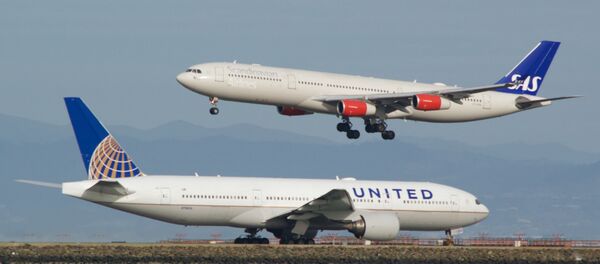 Un Boeing 777 en attente, alors qu'un Airbus A-340 atterrit - Sputnik Afrique