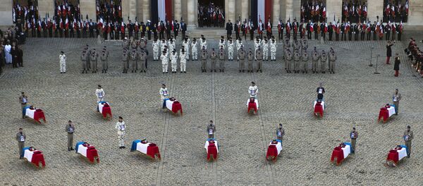 Emmanuel Macron lors de la cérémonie d’hommage le 2 décembre  - Sputnik Afrique
