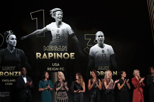 L’Américaine Megan Rapinoe, élue Ballon d'or féminin 2019, après la cérémonie de remise des prix à Paris     - Sputnik Afrique