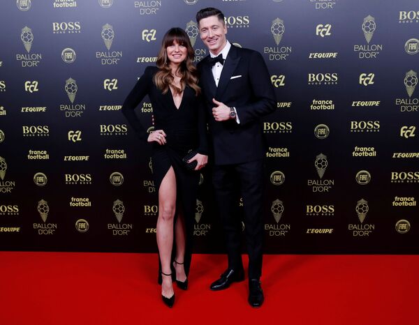 Le footballeur polonais Robert Lewandowski avec son épouse lors de la cérémonie du Ballon d'or 2019 à Paris - Sputnik Afrique