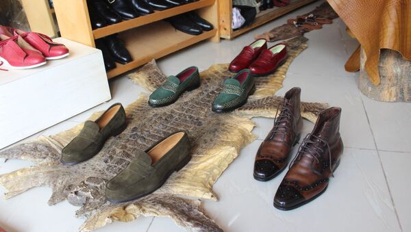 Une peau de crocodile dans l'atelier-boutique d'Engelo Boté. - Sputnik Afrique