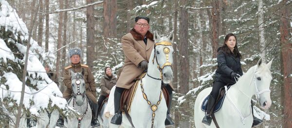 Kim Jong-un chevauchant dans la neige - Sputnik Afrique