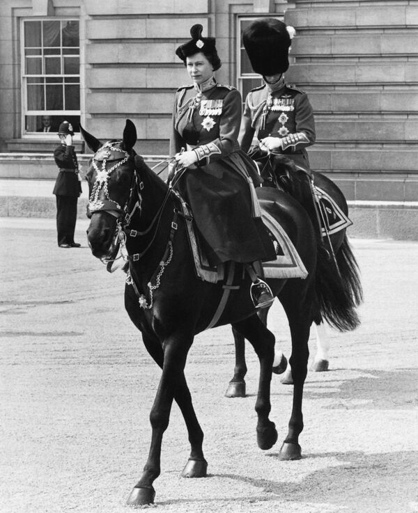 La reine d’Angleterre Elisabeth II et son époux le prince consort Philippe, 1969 - Sputnik Afrique
