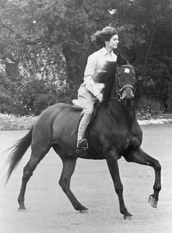 La first lady américaine Jacqueline Kennedy monte un cheval offert par le président pakistanais, 1962 - Sputnik Afrique