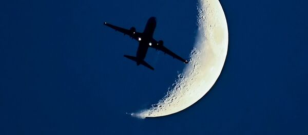 Самолет Airbus A320 на фоне растущей Луны Самолет Airbus A320 на фоне растущей Луны - Sputnik Afrique