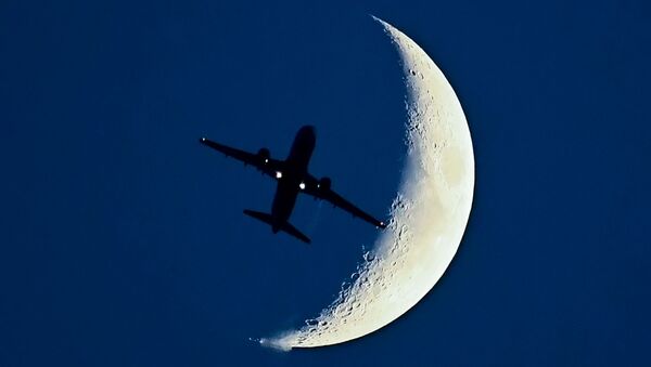 Самолет Airbus A320 на фоне растущей Луны - Sputnik Afrique