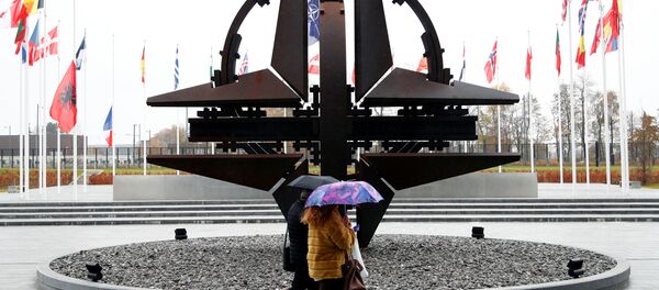People hold umbrellas outside NATO headquarters in Brussels, Belgium, November 26, 2019 People hold umbrellas outside NATO headquarters in Brussels, Belgium, November 26, 2019 - Sputnik Afrique