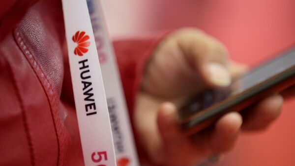  Un participant porte une bande de badge avec le logo de Huawei et un signe pour la 5G à l'exposition mondiale 5G à Pékin, Chine le 22 novembre 2019 - Sputnik Afrique
