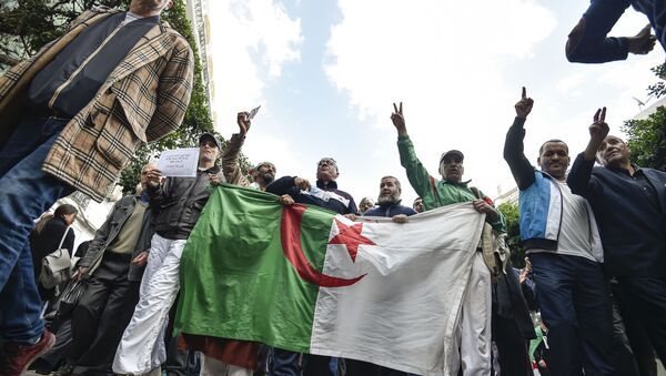 Manifestants en Algérie  - Sputnik Afrique