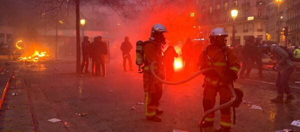 Pompiers sur la Place de la République, 5 décembre 2019 - Sputnik Afrique