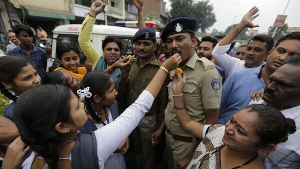 Des Indiennes offrent des gâteaux aux policiers et scandent des slogans en leur honneur pour célébrer le meurtre des quatre hommes soupçonnés d'avoir violé et tué une femme à Shadnagar. - Sputnik Afrique