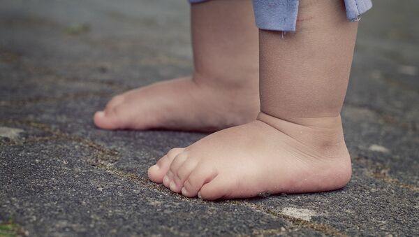 Des pieds nus d'un enfant  - Sputnik Afrique