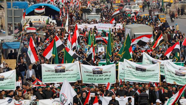 Des manifestants irakiens se rassemblent lors des actions anti-gouvernementales en cours à Bagdad, en Irak, le 6 décembre 2019 - Sputnik Afrique
