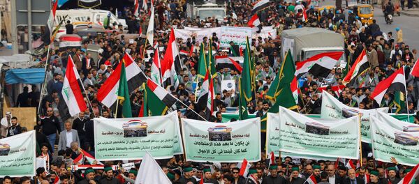 Des manifestants irakiens se rassemblent lors des actions anti-gouvernementales en cours à Bagdad, en Irak, le 6 décembre 2019 Des manifestants irakiens se rassemblent lors des actions anti-gouvernementales en cours à Bagdad, en Irak, le 6 décembre 2019 - Sputnik Afrique