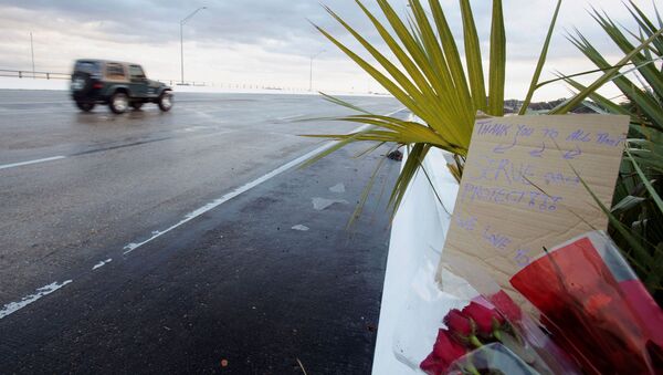 Flowers and a message are left on the entrance bridge after a member of the Saudi Air Force visiting the United States for military training was the suspect in a shooting at Naval Air Station Pensacola, in Pensacola, Florida, U.S. December 6, 2019. - Sputnik Afrique