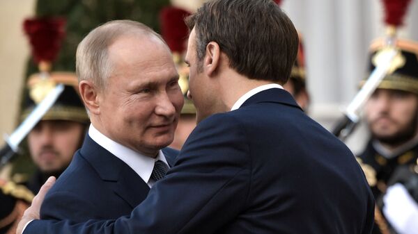 Emmanuel Macron accueille Vladimir Poutine au palais de l'Élysée - Sputnik Afrique