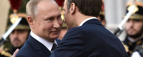 Emmanuel Macron accueille Vladimir Poutine au palais de l'Élysée - Sputnik Afrique