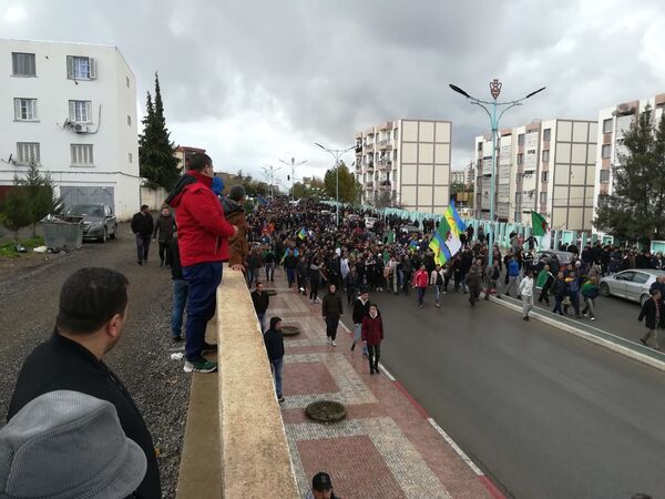 Des milliers de personnes manifestent contre la présidentielle algérienne à Bouira - vidéo Des milliers de personnes manifestent contre la présidentielle algérienne à Bouira - vidéo - Sputnik Afrique