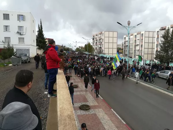 Des milliers de personnes manifestent contre la présidentielle algérienne à Bouira - vidéo Des milliers de personnes manifestent contre la présidentielle algérienne à Bouira - vidéo - Sputnik Afrique