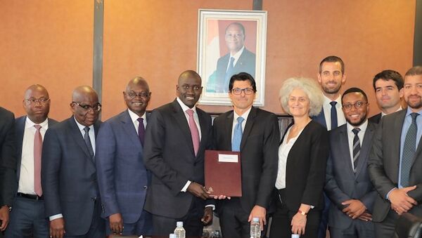 Le ministre de l'Énergie ivoirien Abdourahmane Cissé et ses partenaires pour la construction de la plus grande centrale biomasse d'Afrique de l'Ouest. - Sputnik Afrique