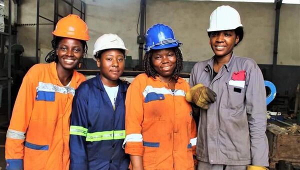 Des jeunes femmes formées par l'entreprise MSMI d'Audrey Chicot. - Sputnik Afrique