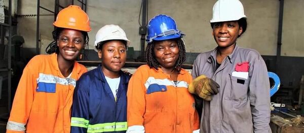 Des jeunes femmes formées par l'entreprise MSMI d'Audrey Chicot. - Sputnik Afrique