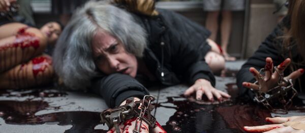 Des activistes de la PETA manifestent contre l'usage de la fourrure de coyote. - Sputnik Afrique