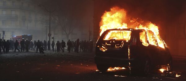 Une voiture de police en flammes. - Sputnik Afrique