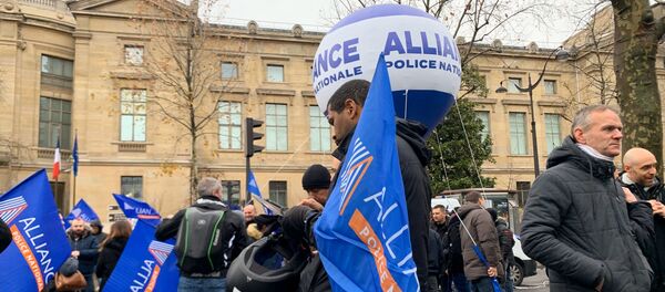 Rassemblement de policiers contre la réforme des retraites, Place d'Iéna, Paris, 11 décembre - Sputnik Afrique