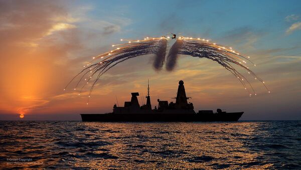 Le destroyer britannique HMS Dragon et un hélicoptère Lynx lors d'exercices (archive photo) - Sputnik Afrique