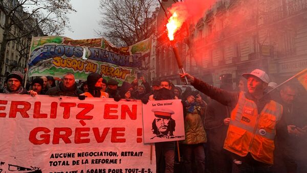 Manifestation à Paris contre la réforme des retraites, place de la Nation, 12 décembre 2019 - Sputnik Afrique